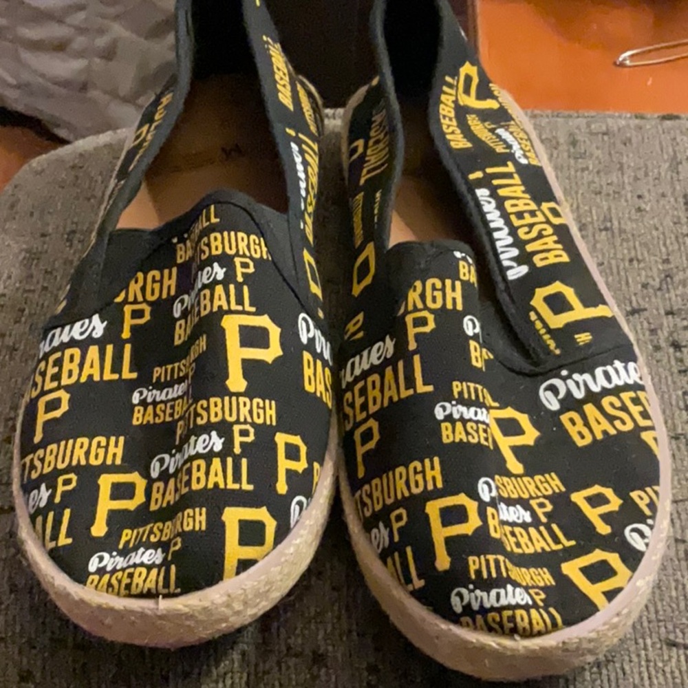 NWOT Pittsburgh Pirates canvas sneakers. Sz 7/8 MLB